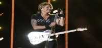 Keith Urban dice que 'High' trata sobre el orden y el caos, con canciones sobre el amor, la vida y su difunto padre