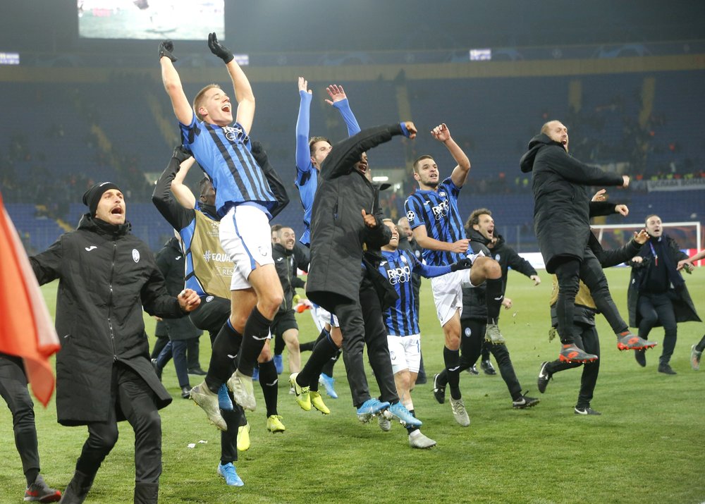 atalanta avanza a octavos en su primear champions