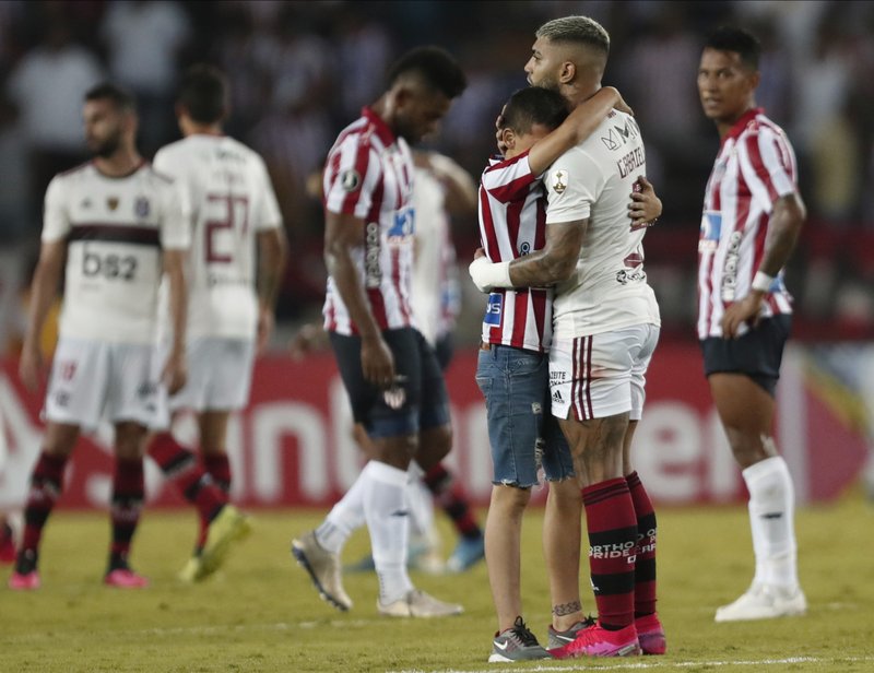 Flamengo gana en estreno; River sufre goleada