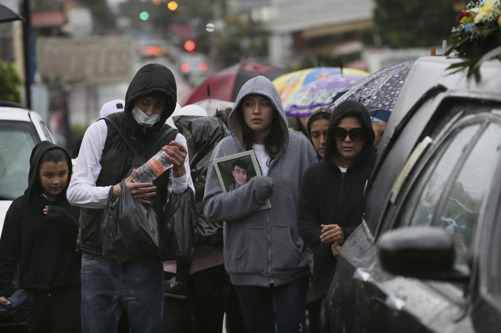 México: Familiares entierran a niños baleados en negocio